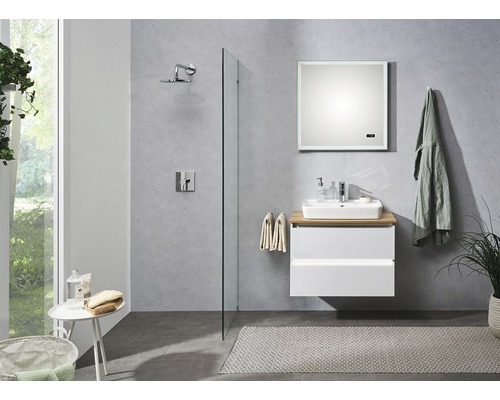 Modernt badrum med dusch, tvättställ och spegel