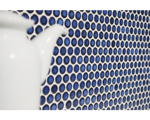 Detaljbild av blå mosaikplattor