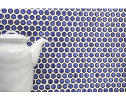 Mosaikplattor med punktmönster och en tekanna