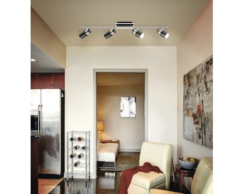 Taklampa med fyra spotlights i ett vardagsrum.