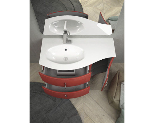 Badrum med handfat, tvättställsskålar och lådor