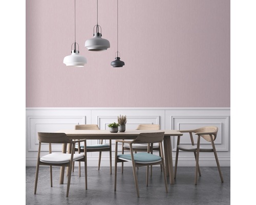 Matsal med träbord, stolar och hängande lampor