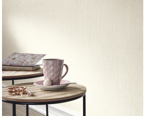 Närbild av en beige tapet i ett rum med bord och dekoration.