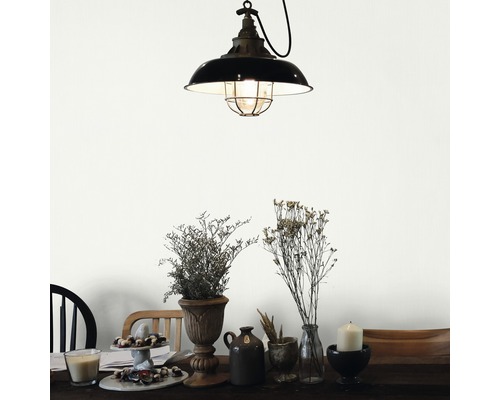 Matbord med dekoration och hänglampa