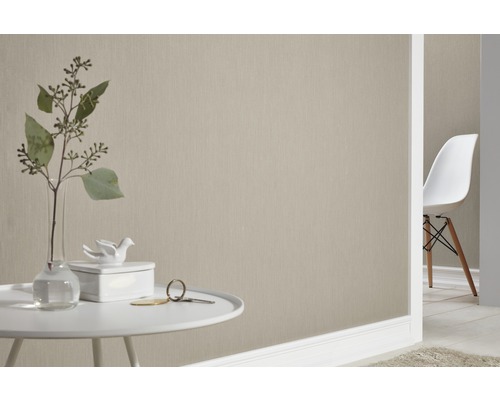 Rumsbild med tapet, bord och dekoration