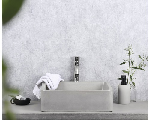 På ett tvättställ finns ett tvättställ för bänkskiva, en kran, tvål och en handduk.