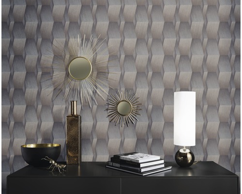 Vardagsrum med geometrisk tapet, byrå, speglar och dekorativa föremål