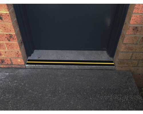 Entré med halkskyddsremsor