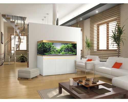 Vardagsrum med akvarium på underskåp, soffor och trappa
