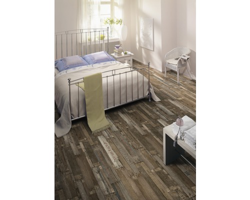 Sovrum med säng, nattduksbord och trägolv