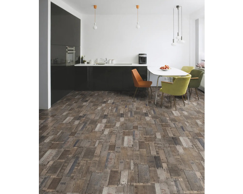 Ljust kök med mörka skåp, matbord och golv med träutseende