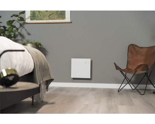 Modernt sovrum med element, säng och fåtölj