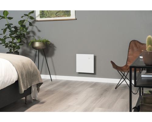 Moderne sovrum med väggmonterad värme, säng, växt och fåtölj