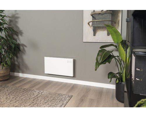 Vit väggkonvektor för rumsuppvärmning i vardagsrum