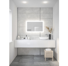 Modernt badrum med tvättställ, spegel med belysning och pall