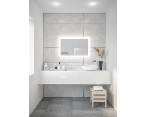 Modernt badrum med tvättställ, spegel med belysning och pall