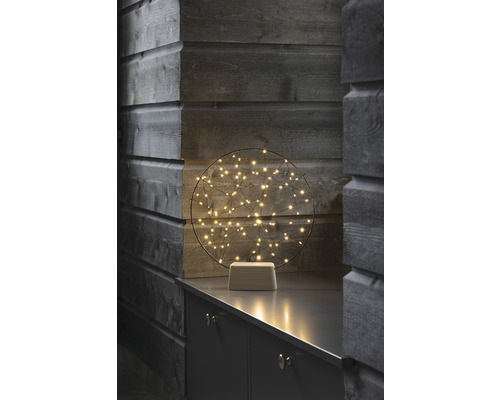 Dekorativ LED-lampa med rund trådram och träfot
