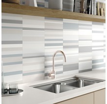 Diskho med blandare och kakel med randigt mönster