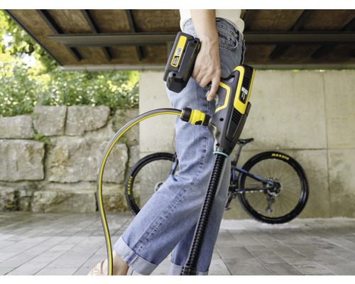 Batteridriven trycktvätt med slang och batteri i drift