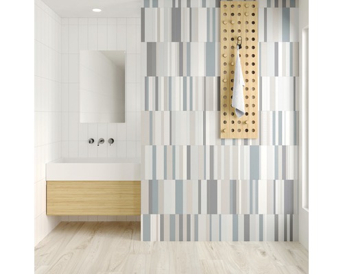 Badrum med handfat, spegel, handdukshängare och randig väggdesign