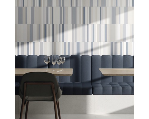 Designat rum med väggplattor i randig design, sittbänk och bord.