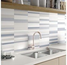 Diskho med horisontellt randiga väggplattor i köket