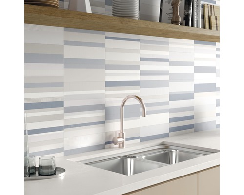 Diskho med horisontellt randiga väggplattor i köket