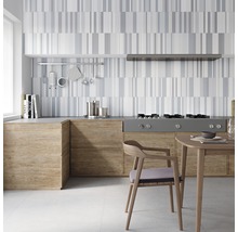 Modernt kök med träelement, kakelvägg med randmönster och matplats