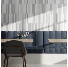 Matplats med väggplattor i randigt utseende, bänk och bord