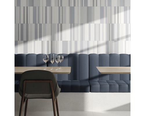 Matplats med väggplattor i randigt utseende, bänk och bord