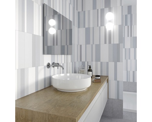 Modernt badrum med tvättställ, spegel och väggplattor med randigt mönster