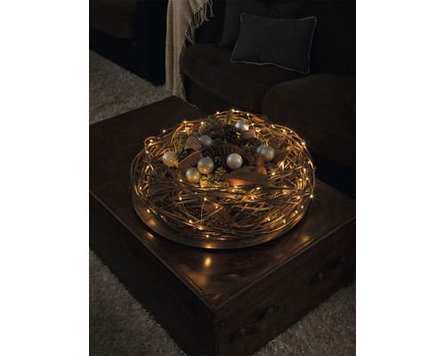 Dekorativ adventskrans med LED-lampor på ett bord