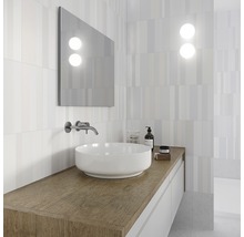 Modernt badrum med tvättställ, tvättställsskål, spegel och vägglampor