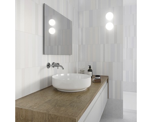 Modernt badrum med tvättställ, tvättställsskål, spegel och vägglampor