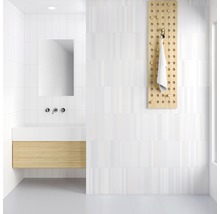 Ljust badrum med tvättställsskåp, spegel, handdukshängare och vita kakelplattor