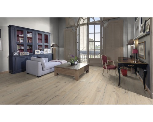 Vardagsrum med soffa, bord, skåp och ljust trägolv