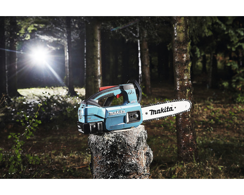 Makita motorsåg på trädstubbe i skogen