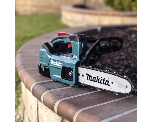 Makita batteridriven motorsåg på en mur