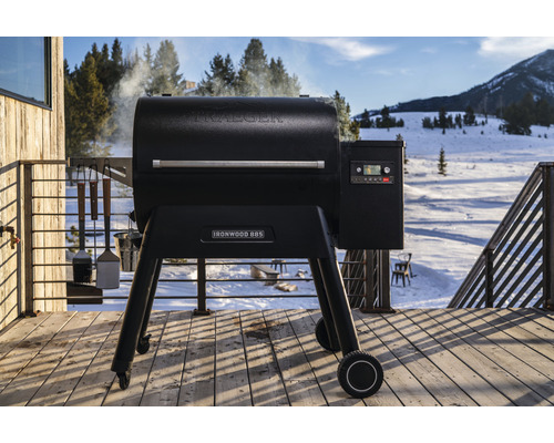 Traeger Ironwood 885 pelletgrill på en träterrass med ett vinterlandskap i bakgrunden