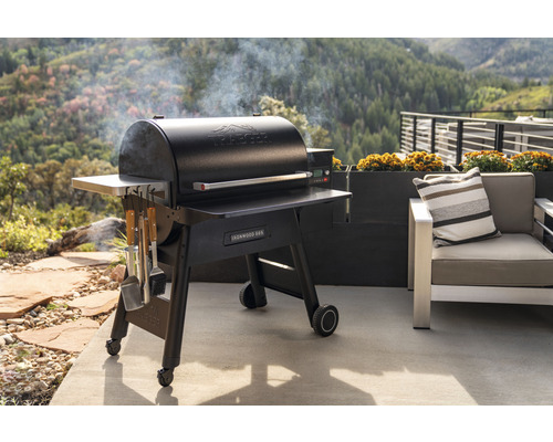 Traeger Ironwood 885 pelletgrill på en terrass med sittgrupp utomhus