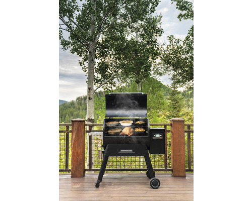 Träpelletsgrill på en terrass med mat inuti