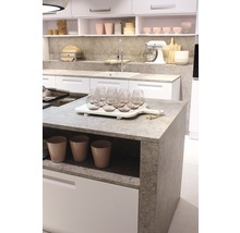 Ljust kök med köksö, inbyggda skåp och köksredskap