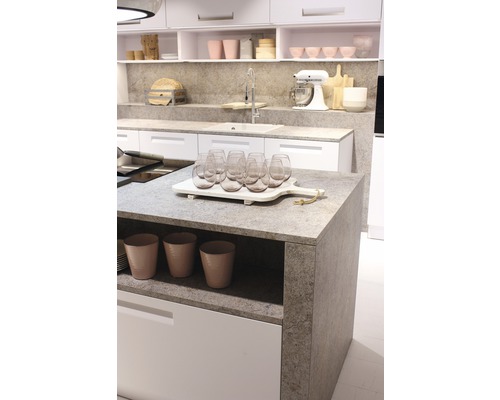 Ljust kök med köksö, inbyggda skåp och köksredskap