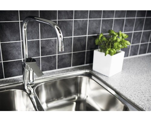 Diskho med blandare och basilika planta i kruka