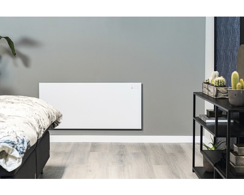 Vardagsrum med väggmonterad värme bredvid en säng och en hylla