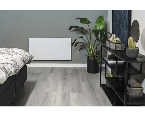 Vardagsrum med värme, säng, växt och hylla