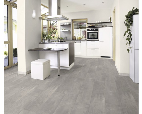 Ljust kök med pentry, matbord, sittpall och grått golv