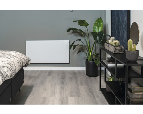 Ljust sovrum med väggmonterad värme, växt och hylla