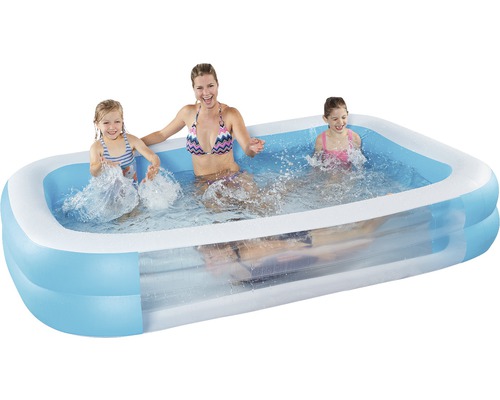 Uppblåsbar pool med lekande personer i vattnet