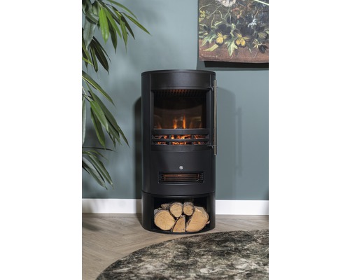 Svart vedspis med vedträ i förvaringsfacket